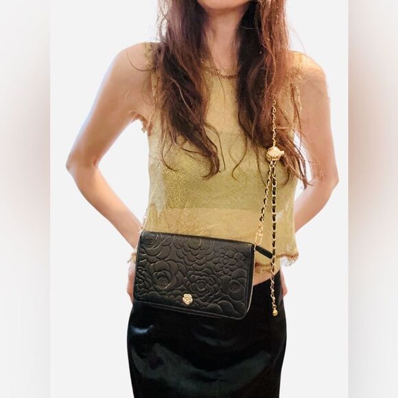 Chanel leather camellia clutch with golden camellia - Picture 15 of 15